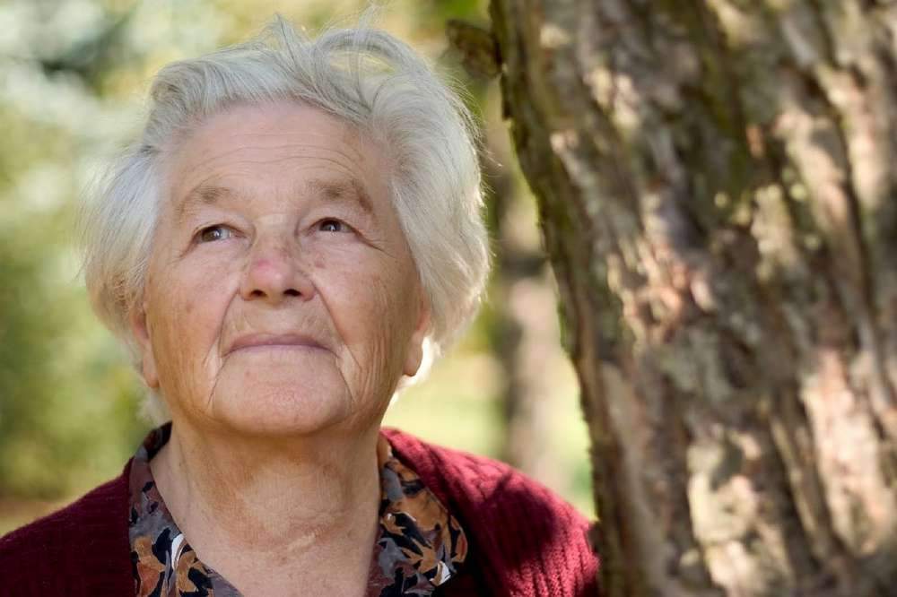Diese Oma überrascht uns alle: 84jährige will moderne Hörgeräte und Smartphone