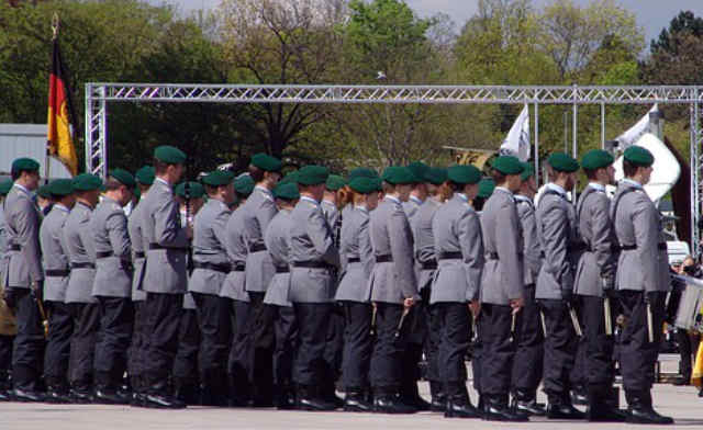 Hörgerät? Was soll der Scheiss? Ich höre doch noch gut