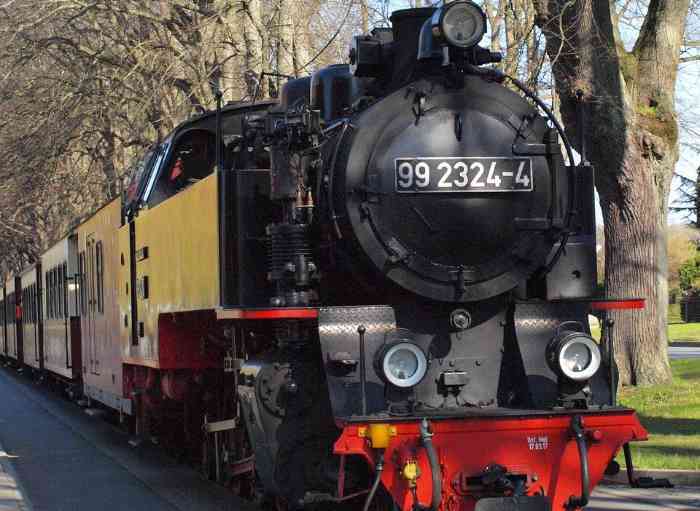 Molli überhört: Schwerhörige kracht mit Pkw in Bäderbahn