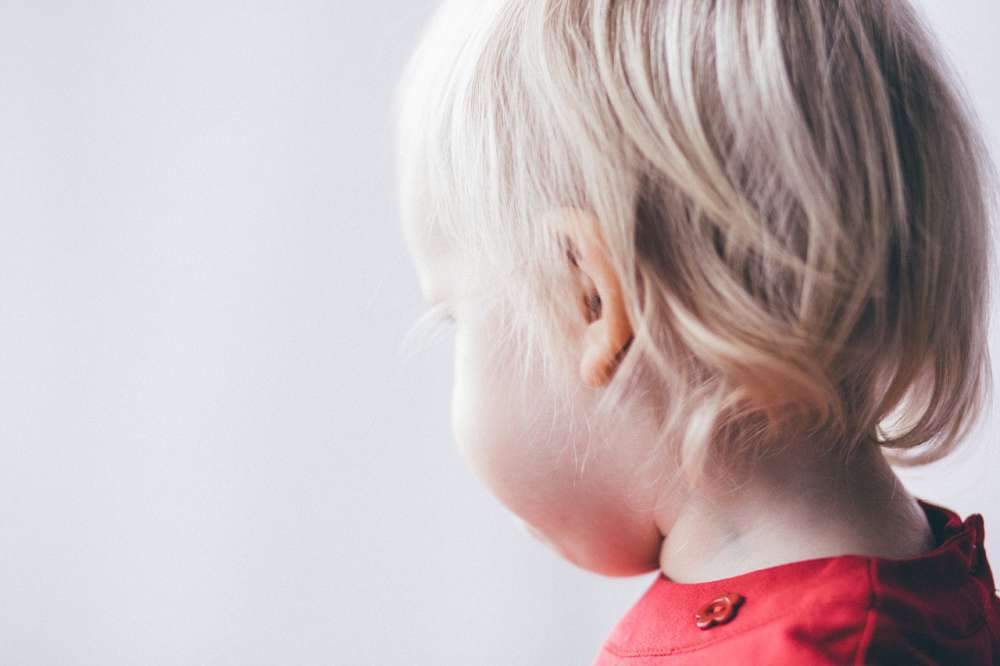 10 Anzeichen für Schwerhörigkeit bei Kindern – Warnsignale