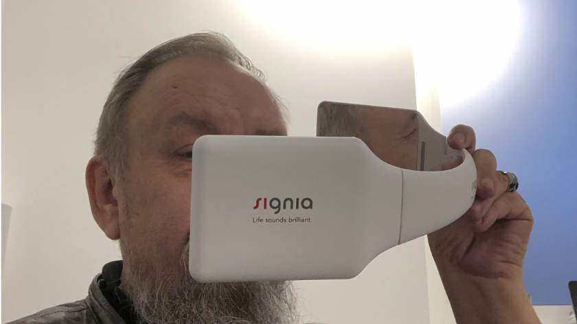 Mit dem Spiegel Hörgeräte kontrollieren